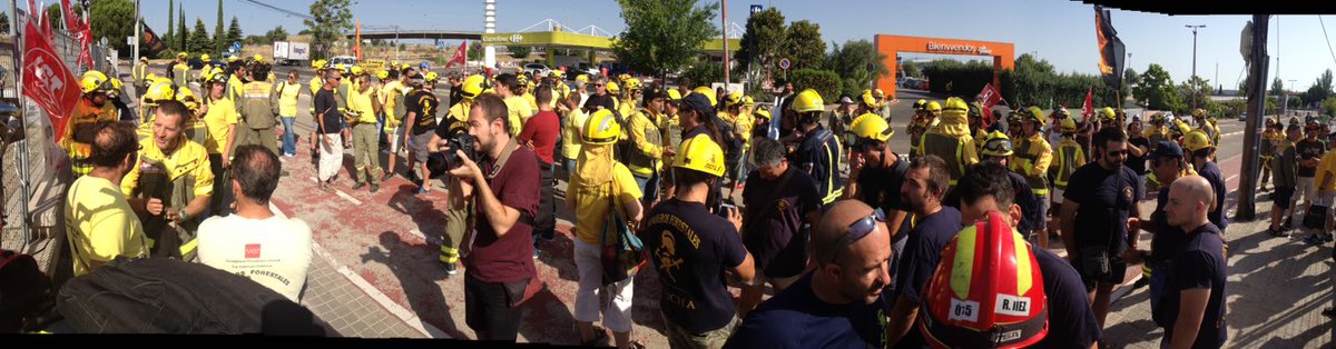 FIRETBF's tweet photo. Queremos agradecer el apoyo de los compañeros #BomberosForestales de Personal Laboral y Funcionarios #Bomberos, y al resto de colectivos, el apoyo recibido hoy en la concentración a las puertas de #ASEM112 
Gracias. Esto es un problema de todos/as
#BomberosForestalesEnHuelga https://t.co/ewhQtohM9o