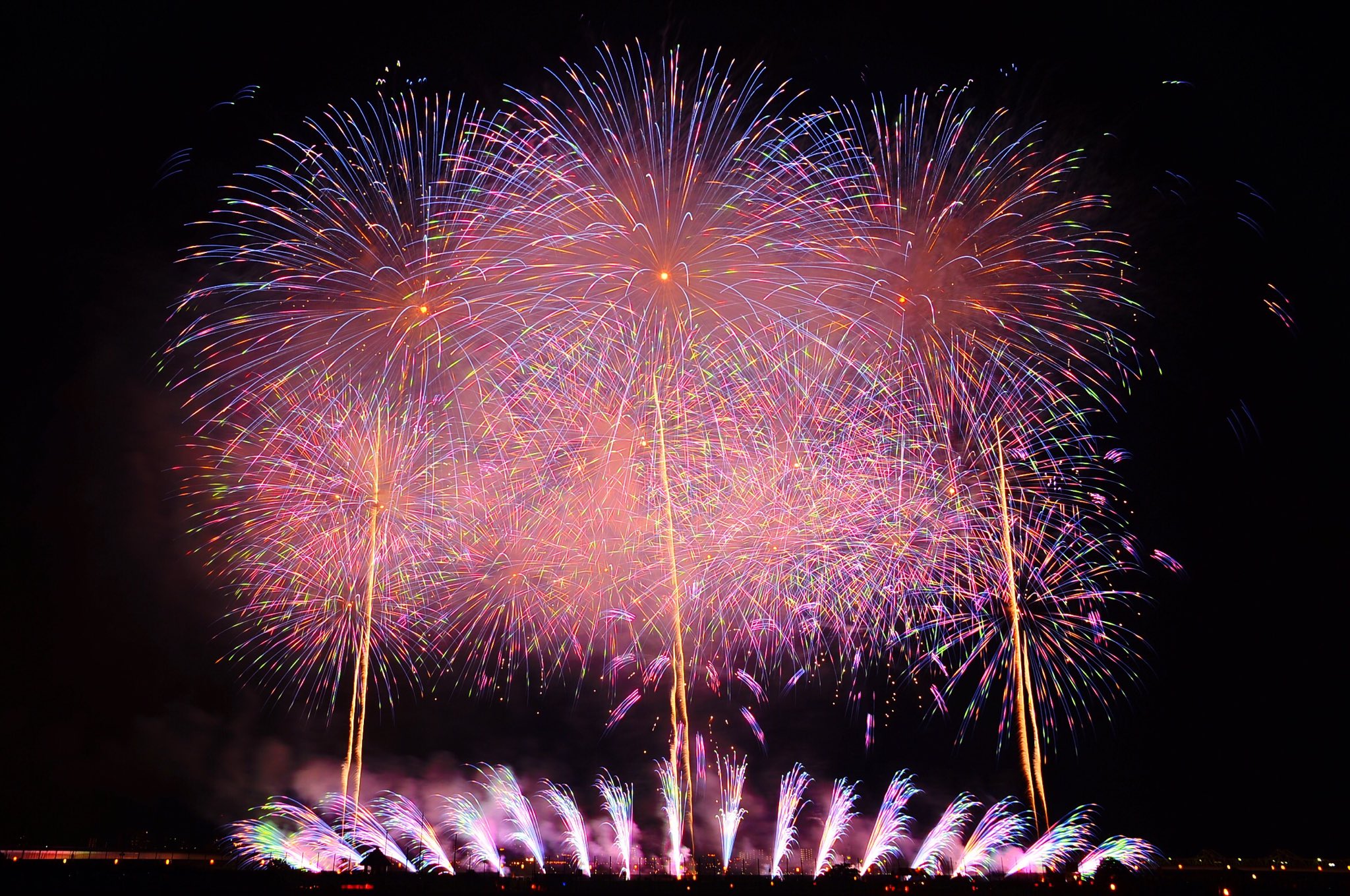 Mew 長岡花火大会 念願の長岡初参加 全ての花火がクライマックスみたいで 迫力満点 一番の見どころ フェニックスは画角に収まりきらない約2キロの打ち上げ幅 新宿 原宿に相当なんだって 涙が出るほど美しかった 4枚目のフェニックスは撮っ