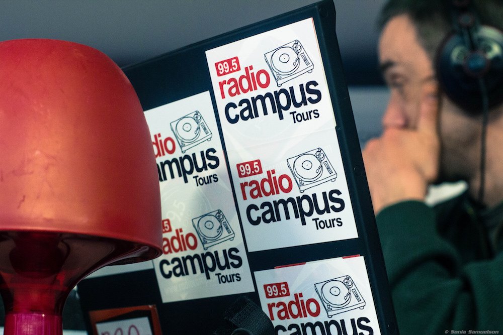 BloggersCM's tweet photo. [Partenariat] L'Association des Blogueurs du Cameroun est heureuse d'annoncer l'accord avec Radio Campus Tours pour la diffusion de l'émission #BlogLiveRadio en France (et en streaming dans le monde entier) ! cc @CampusTours_995 - L'article ici :
https://t.co/TDxb5fOvzW https://t.co/FM2P70aC77