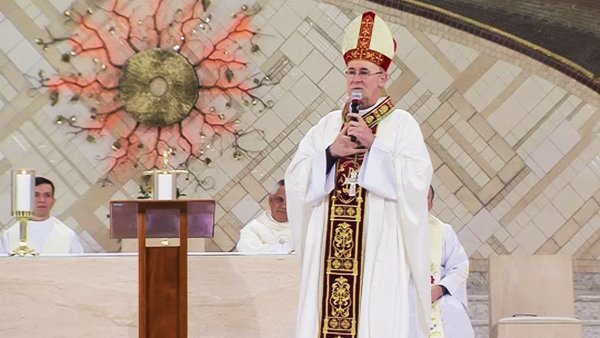 cnnoticias's tweet photo. Dom João Müller, bispo de Lorena (SP), enfatiza posicionamento contrário ao aborto durante homilia da missa do Perdão de Assis, celebrada na manhã de hoje na Canção Nova. “Não vamos criar leis que permitem matar.” Confira em: https://t.co/lRoemXjaiG https://t.co/CIlCMO9OCX
