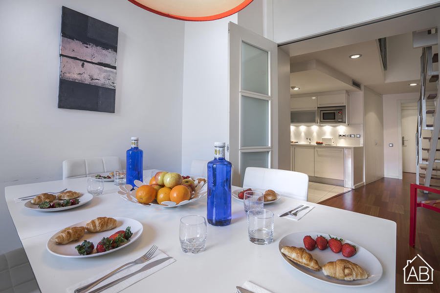ApartmentBCN's tweet photo. #ApartmentOfTheWeek
Located just steps from Plaça de Catalunya, this duplex apartment is modern yet homely throughout and can accommodate up to 8 guests, making it the perfect base for a weekend away in the Catalan capital!
Apartment reference no.: 2424 🏠
#ABLocalExperts https://t.co/BHFaaSvou3
