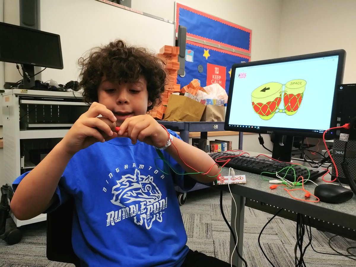 ChallengeMeMrsT's tweet photo. Campers in the Imagination Adventure camp at MacArthur Elementary School learn about electricity by playing on-screen bongos using potatoes! #MakeyMakey #ImaginationAdventure #CrazyConcoctions #EdibleEngineering #BPatriotProud https://t.co/8989SMAJFu