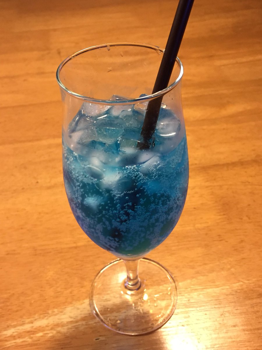 Kの 番 カクテルのブルーハワイとかき氷のブルーハワイシロップのソーダ割りをそれぞれ飲んだけど 味全然違うんだよね ブルーハワイシロップは青ければ何味でもいいらしい Kの 番 カクテルのブルーハワイとかき氷のブルーハワイシロップのソーダ割りをそれぞれ飲んだけど 味全然違うんだよね ブルーハワイシロップは青ければ何味でもいいらしい
