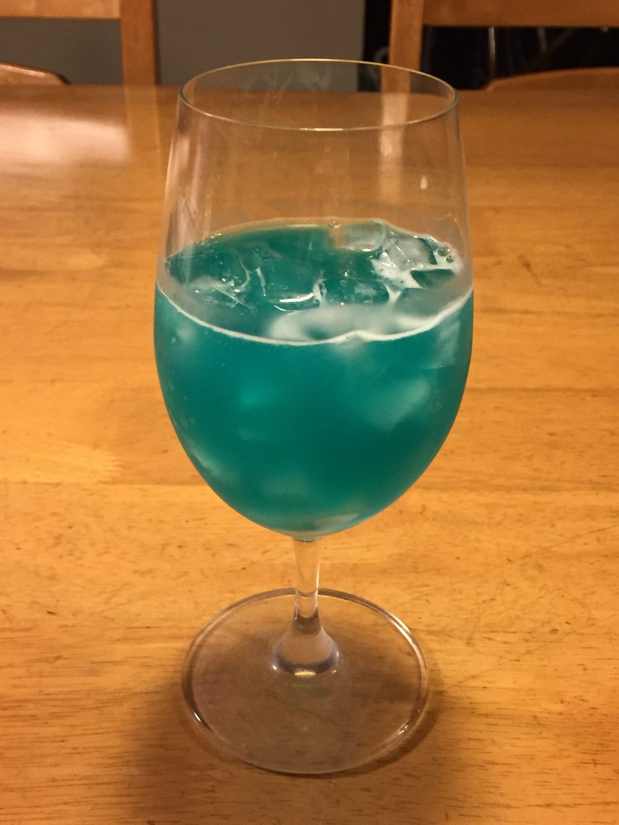 Kの 番 カクテルのブルーハワイとかき氷のブルーハワイシロップのソーダ割りをそれぞれ飲んだけど 味全然違うんだよね ブルーハワイシロップは青ければ何味でもいいらしい Kの 番 カクテルのブルーハワイとかき氷のブルーハワイシロップのソーダ割りをそれぞれ飲んだけど 味全然違うんだよね ブルーハワイシロップは青ければ何味でもいいらしい
