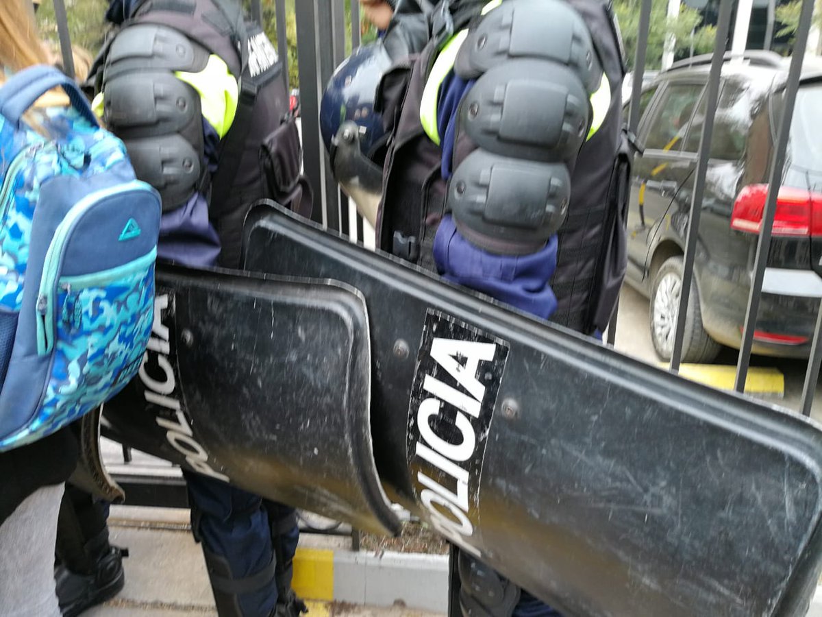 spisarello's tweet photo. Tucumán no solo que se quiere declarar provincia "pro vida" sino que quieren nuevamente borrar a quienes piensan diferente. Impiden el ingreso a la Legislatura a mujeres con pañuelo verde. Adentro, repletos de celeste. Tan poco democráticos que duele. #AbortoLegalYa https://t.co/HzAKg6fsDl