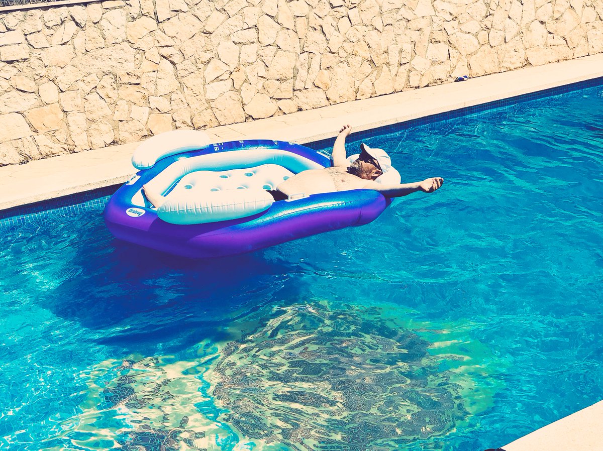 rafelmartorell's tweet photo. Ola de calor... @pellin67 @roig_pep @AlbertOrfila @TCucarell @bartolome_salas
Pd: el escudo es el del Mallorqueta 🤭
#sumer2018 https://t.co/XGMbRmjAFV