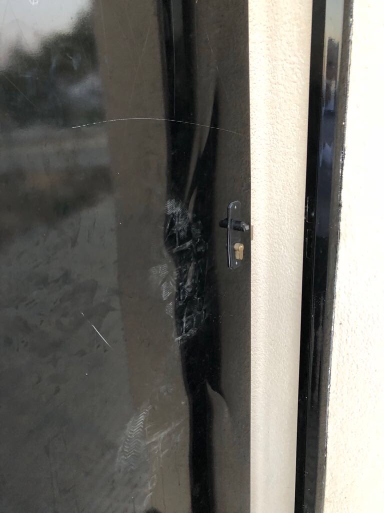 Primer día:barraca jóvenes saltaron en la piscina privada y mearon las paredes.
Martes:nos tiraron piedras desde fuera mientras un vecino se bañaba.
Anoche con total impunidad dieron patadas en la puerta hasta reventarla y abrirla.
#FelicesFiestas en El Barrio de los Tenores 😒