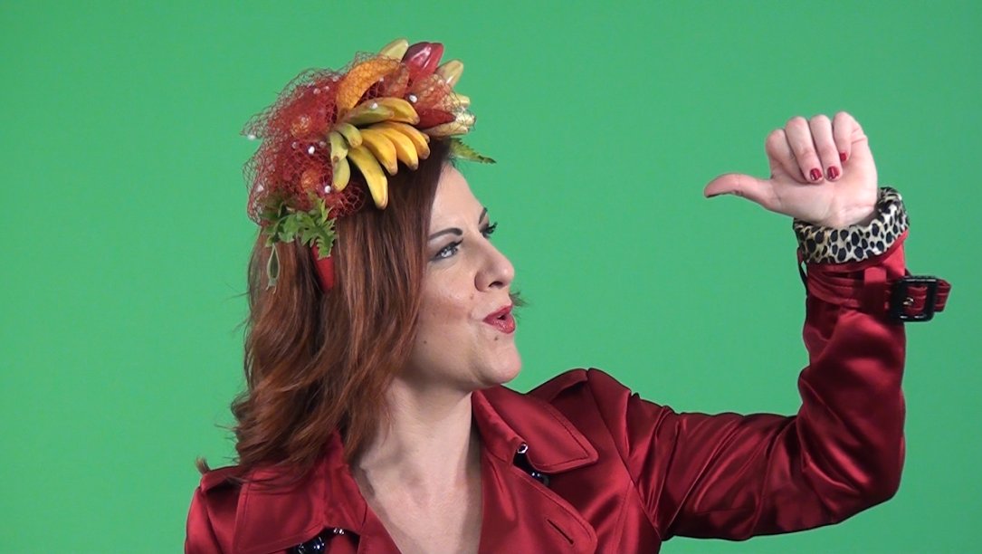 Buona estate a tutti!!! 😘
E mi raccomando, d'estate bevete molta acqua e mangiate molta frutta. 🍎🍋🥥🍑🍍🍐🍉🍌🍓
Per non dimenticarvene, fate come me. Portatevela nel cappello!!!  🤣😍🤡