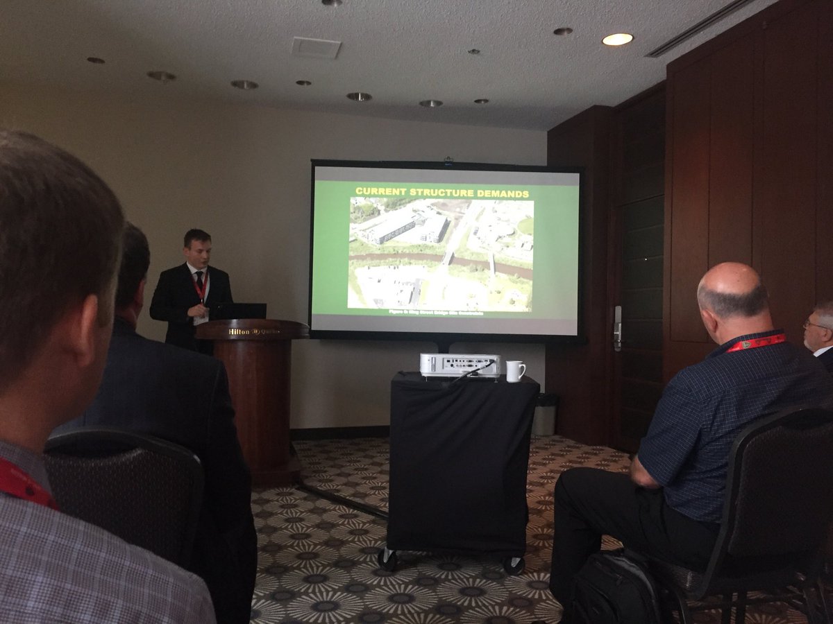 bridgegeek_yeg's tweet photo. Rowan Shields of @associatedeng describes the site constraints of the King Street Bridge in #YMM at #smsb2018 https://t.co/nIhTHV3yHk