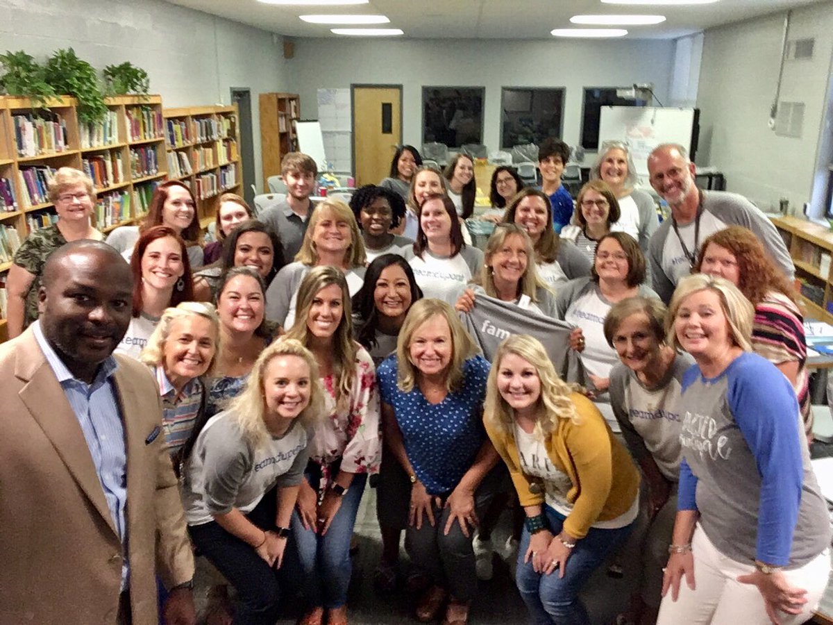 kaylabpesce's tweet photo. The year of being FAMOUS! Thank you Dr. Johnson for helping us kick off the year by sharing the story of a teacher who is famous to you! #MakeaDifference #BeFamous #DuPontElementary #WeAreHamilton https://t.co/Hy5JnqwxZL