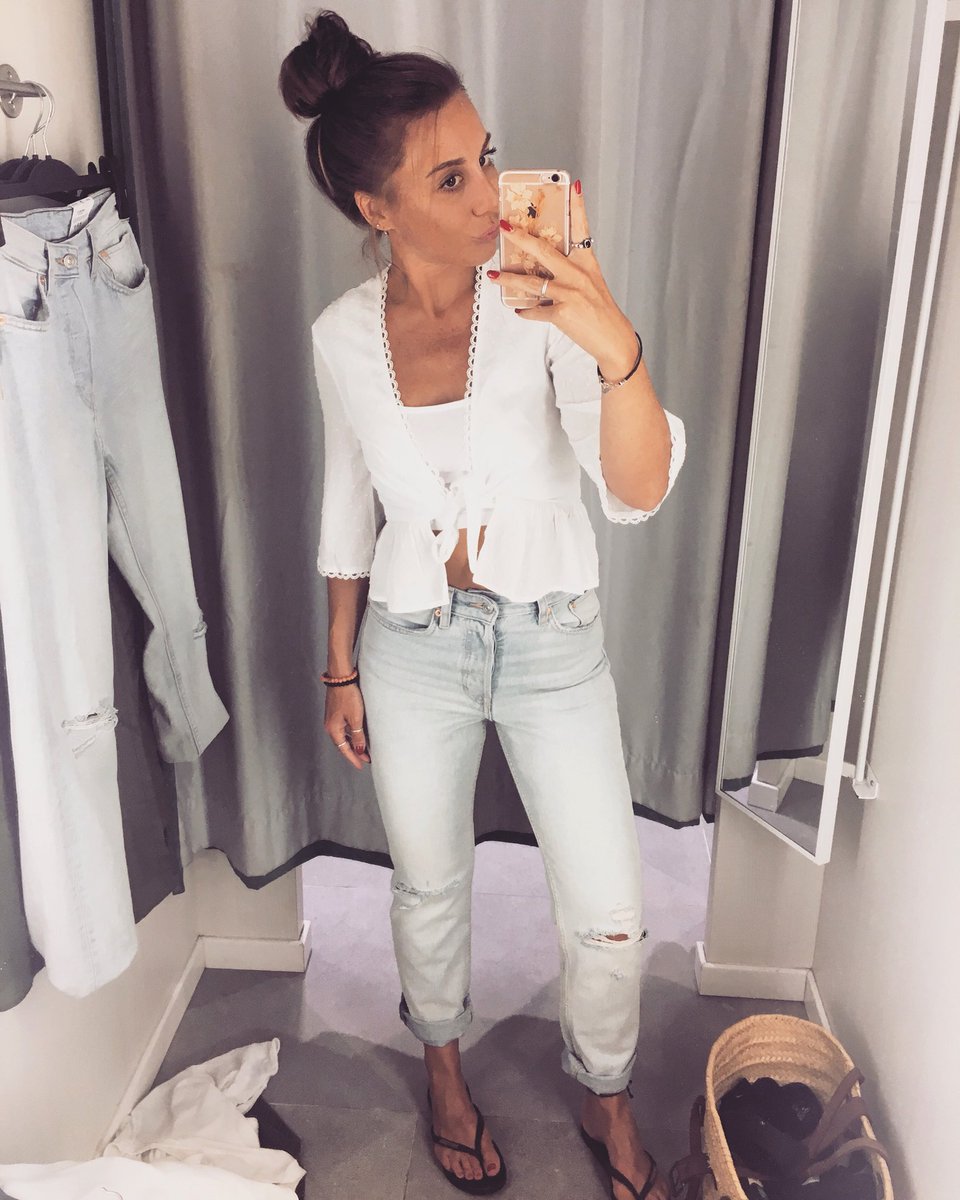 Now the tan is coming back I may swap my all black wardrobe for an all white one! 😜
These bits from the @hm sale can start it off! 
Helen 😘
#bohochicstyle #summerstyling #saleshopping #30plusblogs #bohostyles #vintagejeans #rebajas #bloggerstribe #blogginggals #fashionblogger