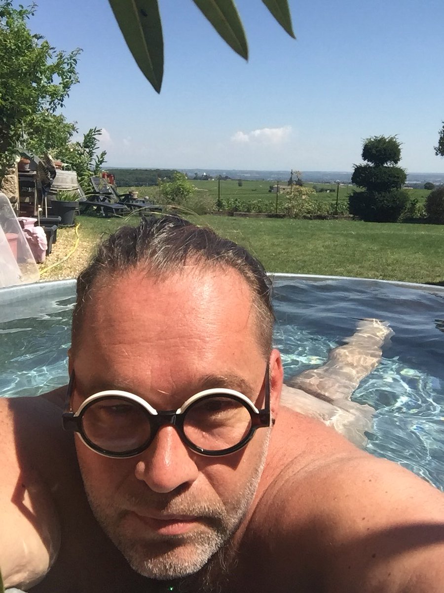 GwenG71's tweet photo. Bon ok certains ont chaud ...
J ai trouvé la solution ! Un abreuvoir à bestiaux pour le bestiau !!!
#canicule2018 #ete #piscine #tankpool https://t.co/uJa0p9aMck