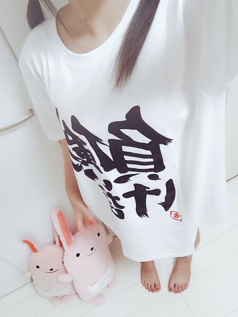 ふぁみ ｺﾐｹ1日目東ｺｽ 働いたら負けtシャツを1週間前に買ってやっときました ナゼ今日着たかといいますと なんと うちに新人のうさぎが来たんでスゥ わーい ようこそ我が家へ って事で ｘｌサイズのティーシャツを着てるふぁみで