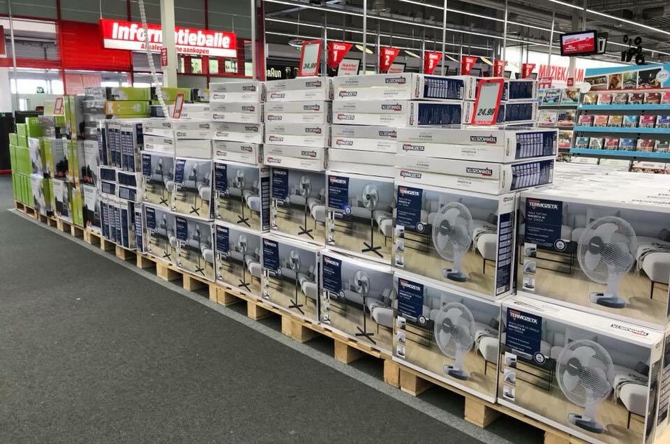 MediaMarktMidd's tweet photo. Er is weer voorraad! #ventilatoren #zomer #opisop #frisselucht #blazen #koelen #warmhe! #hittegolf #zweten #zomerinzeeland #middelburg #zeeland https://t.co/3oJ3dDY7cB