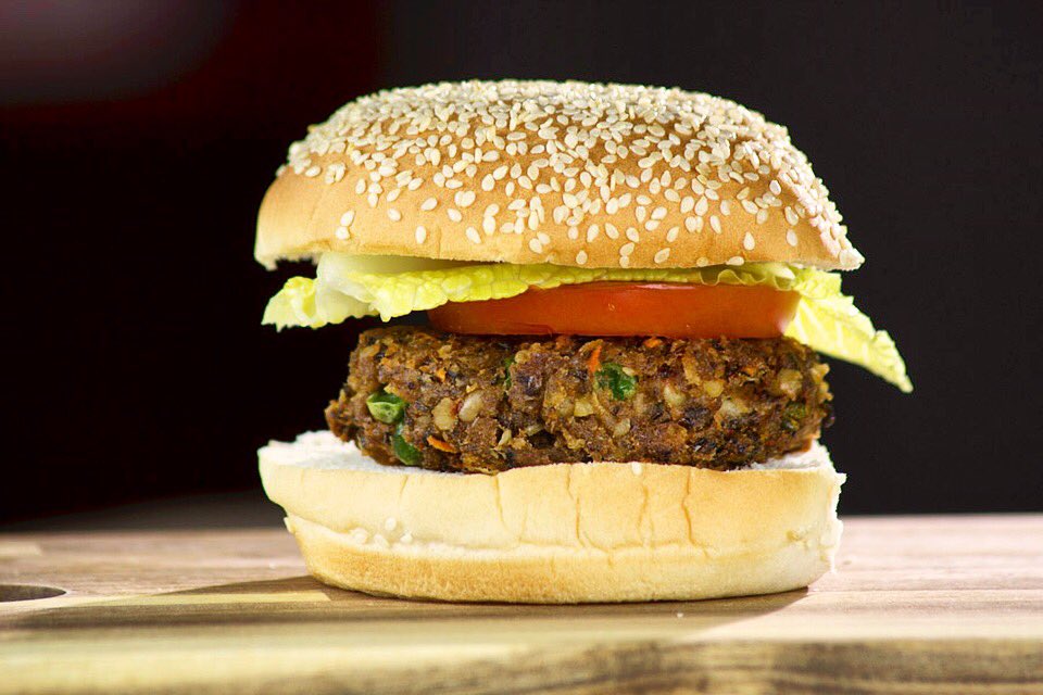 ShimonsKitchen's tweet photo. Veggie Burger. 
Perfect for meatless Monday or any other day. Recipe: https://t.co/S1HlVZTUgb
 #veggieburger #vegetarian #veggie #shimonskitchen #food #foodporn https://t.co/TCe7uX1Kpm