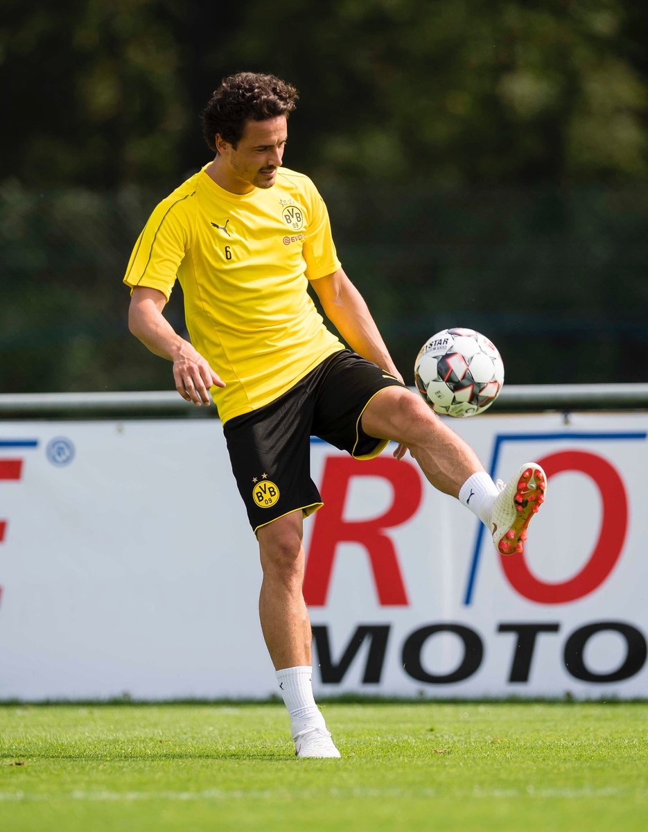 BVB's tweet photo. 💪 Einen ganz starken Eindruck hat Neuzugang @delaneydk nicht nur bei seinen ersten Trainingseinheiten auf dem Rasen hinterlassen, sondern auch auf dem glatten Parkett im ersten Gespräch mit den Medien. 👉 https://t.co/3R9RWNonKB https://t.co/dkhAkeB1BR