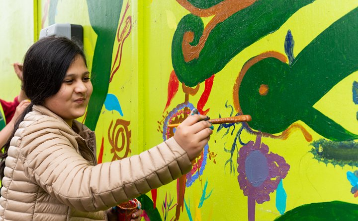 CSSDLondon's tweet photo. Congratulations to staff, students, alumni and - particularly - participants on our Saturday Youth Theatre who, led by @DrNickyA and #teamGRAHAM, decorated our lovely North Block hoardings and have come runners-up in this year's @IvorGoodsite Hoardings Competition! #HoardComp2018 https://t.co/XCd9MxKws5