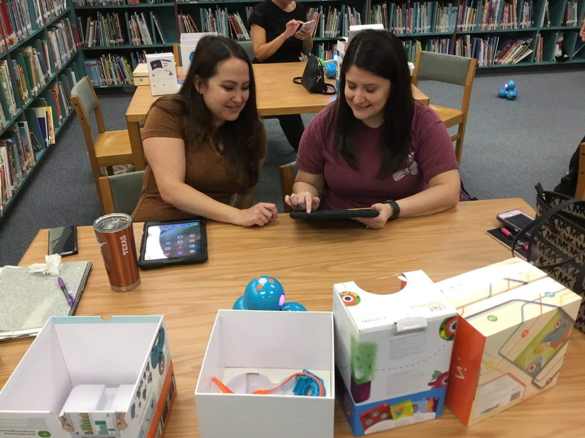 PetroskyPirates's tweet image. Our 4th Grade teachers working with #dashbot at Wonderbot training #AliefPDRocks @SK4DL @AliefISD #coding