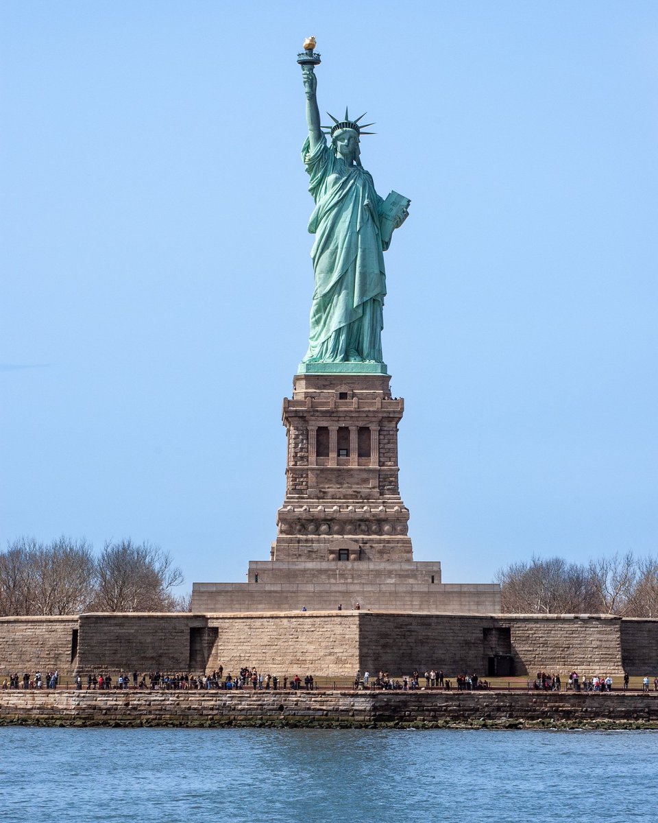 Dalpho's tweet image. Il simbolo della libertà🗽 è la donna che veglia su #NewYork 
The symbol of #freedom is the lady who watches over New York 🌃🌉