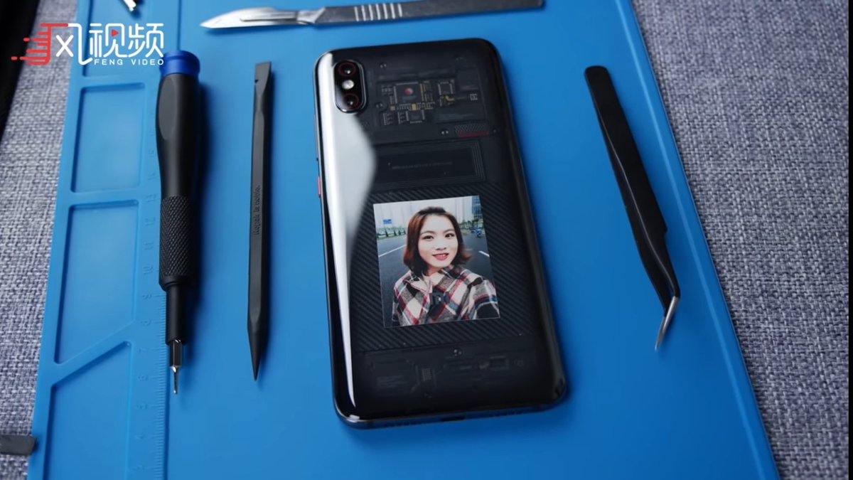 gadtorade's tweet photo. Kemudian mereka iseng menambahkan foto sebelum merakit kembali #Mi8ExplorerEdition di bawah case transparannya 😅, ide yg boleh juga. https://t.co/vJBXPJplj7