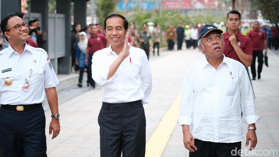detikcom's tweet photo. Jokowi Sebut Langkah Anies Buat Pelican Crossing Tepat! https://t.co/mExrFU2QCE https://t.co/ApQWIp6mTu