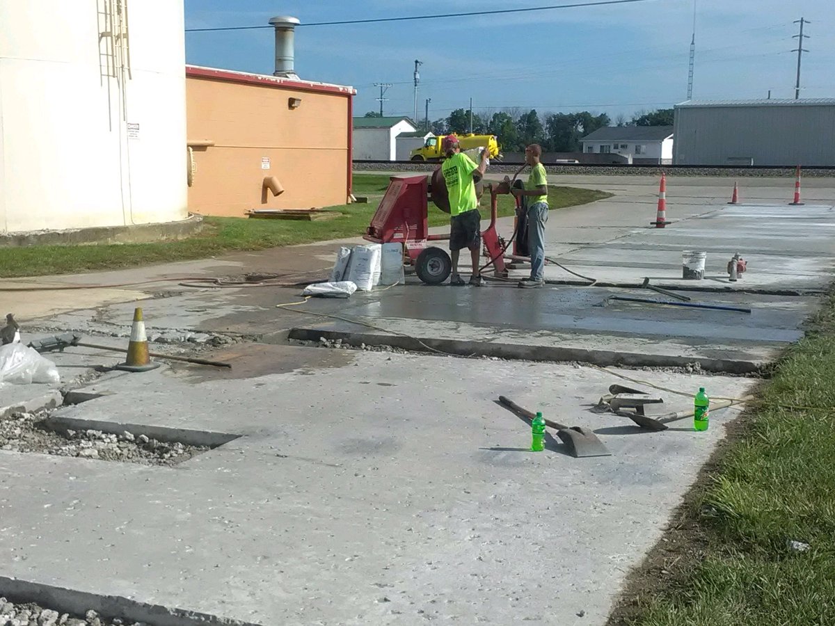 We are at Bullen Ultrasonics in Eaton, Ohio today! We are using a concrete mixer and pouring out the new concrete patches! 
#eatonohio #preblecounty #ohio #bullenultrasonics #bullen #concrete #concretepatchwork #concretemixer #patchwork #Thursday