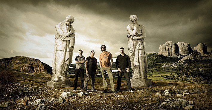 hector_aravena_'s tweet photo. Una apuesta única de rock de vanguardia de tradición y buena cepa. Reseñamos el nuevo y cuarto disco de la banda chilena @abretegandul, "Referencias Circulares" https://t.co/22QMAV1CH5 @rockaxisoficial https://t.co/NdLTz13GRW