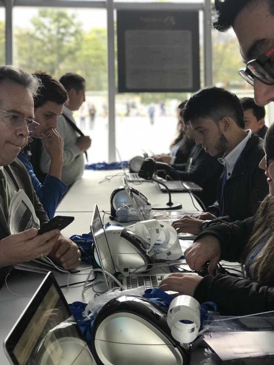 eventplusCO's tweet photo. El equipo de eventPlus haciendo el registro de visitantes en #ExpoDigital2018.  Esperamos estos 2 dias más de 7.000 personas. En eventPlus hacemos de su evento una experiencia diferente. https://t.co/Y0EWDIckaU