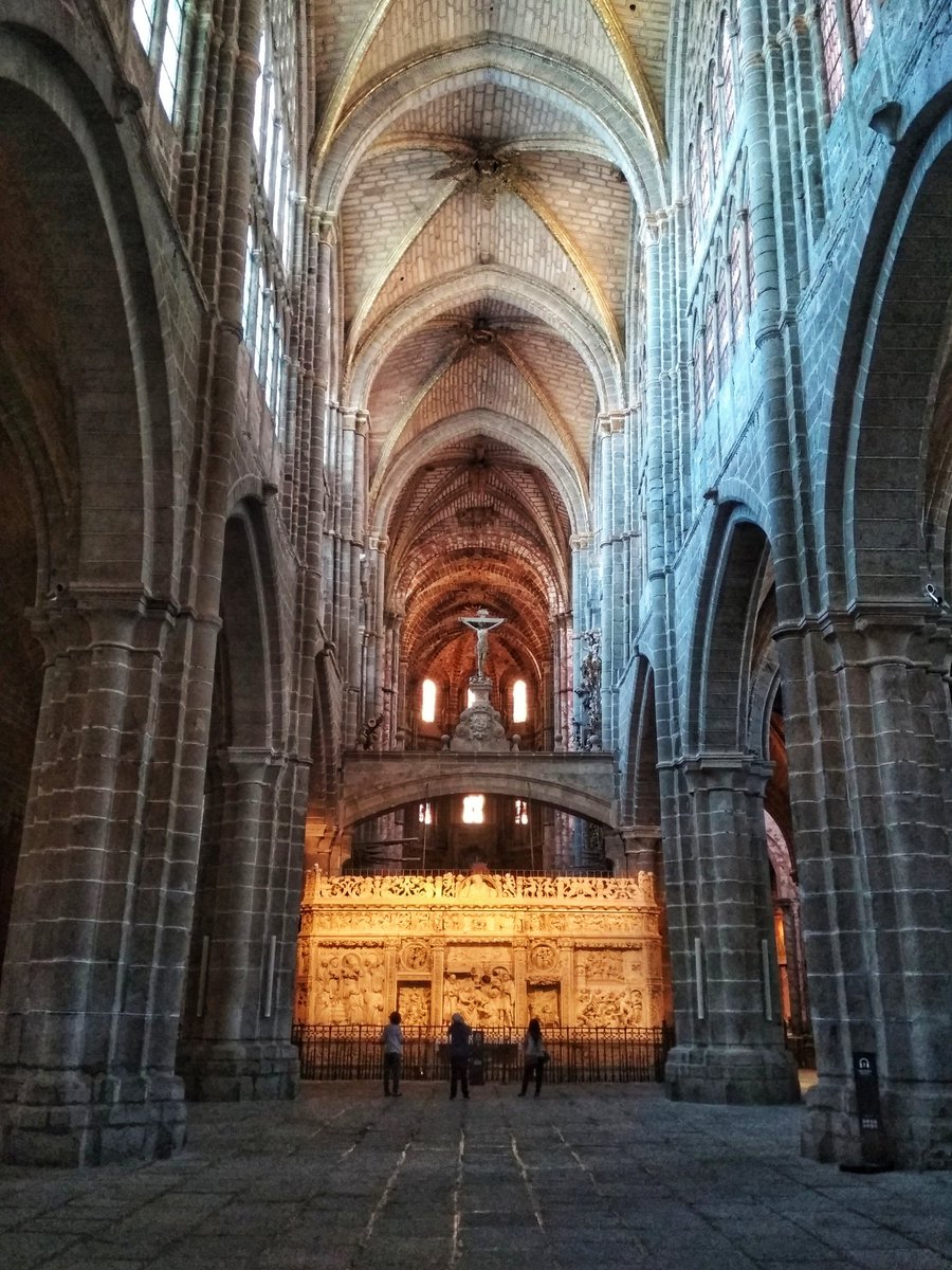 #Ávila también está en alerta por altas temperaturas!🌡
Para sobrellevar la #OladeCalor: busca la sombra, hidrátate bien, y en las horas de más calor, ven a visitar la #CatedralAvila, porque en el interior se está muy fresquito... y eso que no hay aire acondicionado! 😊 #Consejos