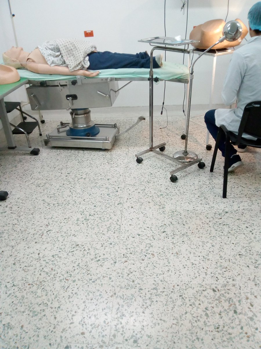 Daniela_7812's tweet photo. No se esta que esta mas cansada si la barriga del muñeco de simulación o la cara de alvaro uribe. https://t.co/wX3sfdKcvT
