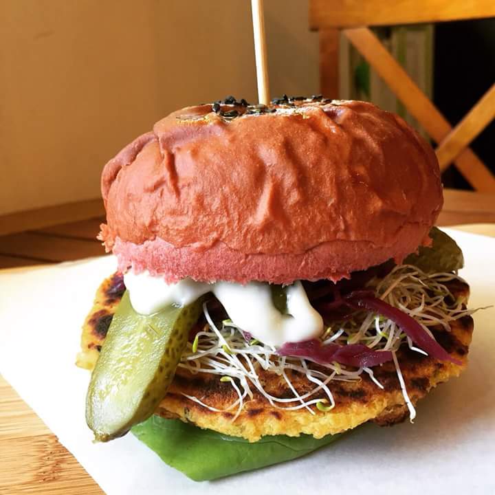 Vegan Burger 1, Hamburguesa de garbanzos,Brotes,Repollo Morado,Pepinillos,Veganesa y nuestro rico Pan de Betarraga..#vegan #valdivia #ValdiviaCL  #FelizJueves #Agosto Visitanos en Irlanda 1881 #huachocopihue Despachos a Domicilios y Oficinas..Llámanos al +56977078961 #intagram