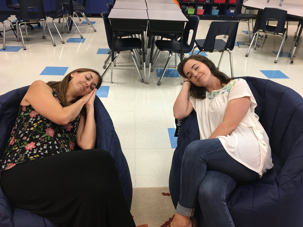 MrsFitch_PVES's tweet image. Taking a nap in Mrs. Freeman’s cozy chairs! @pvespride #firstbest