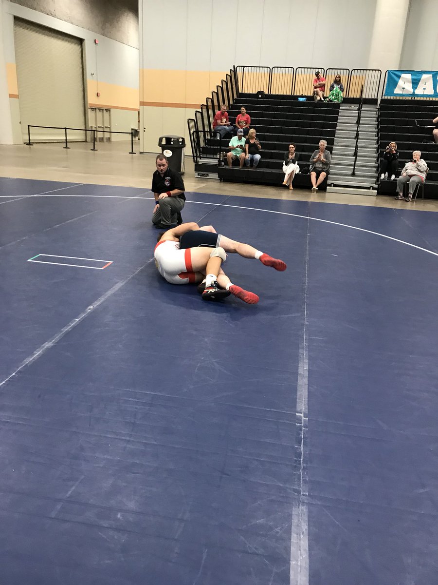 JohnRathburnj55's tweet photo. @grathburn65 comes back to avenge an earlier loss in the week against a state placer from Iowa to win 22-11 in round 1 of the Individual AAU Tournament. #believingintheprocess @InsideThe360 @mbrathburn @SueRathburn @Mac_Sweatland @GrantRathburn @BHHSWrestling @HartleyFootball https://t.co/FxRMeD2nXr