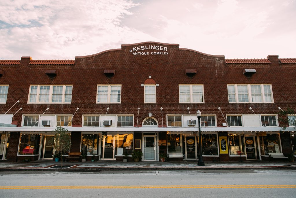 LkldPhoto's tweet image. Built in 1926, the Keslinger Antiques Complex on N Kentucky Ave in #Lakeland has housed a number of businesses over the years before becoming part of the Lakeland Antiques District. It was home to the Strand Theater and the Placid Hotel. #LkldPhoto