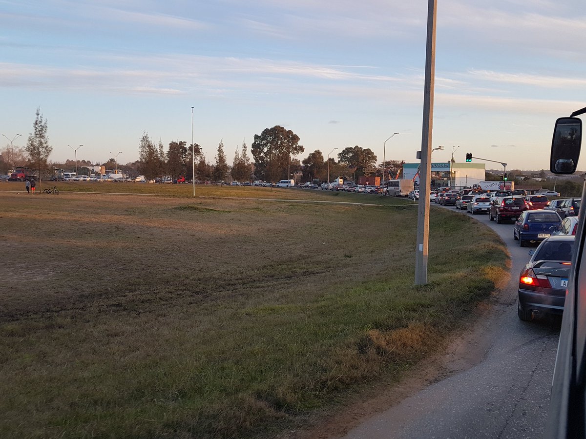 <a href="/chanchosUY/">Tránsito del Uruguay</a> Eviten  empalme 101 y 102. Todo muuuuuy trancado