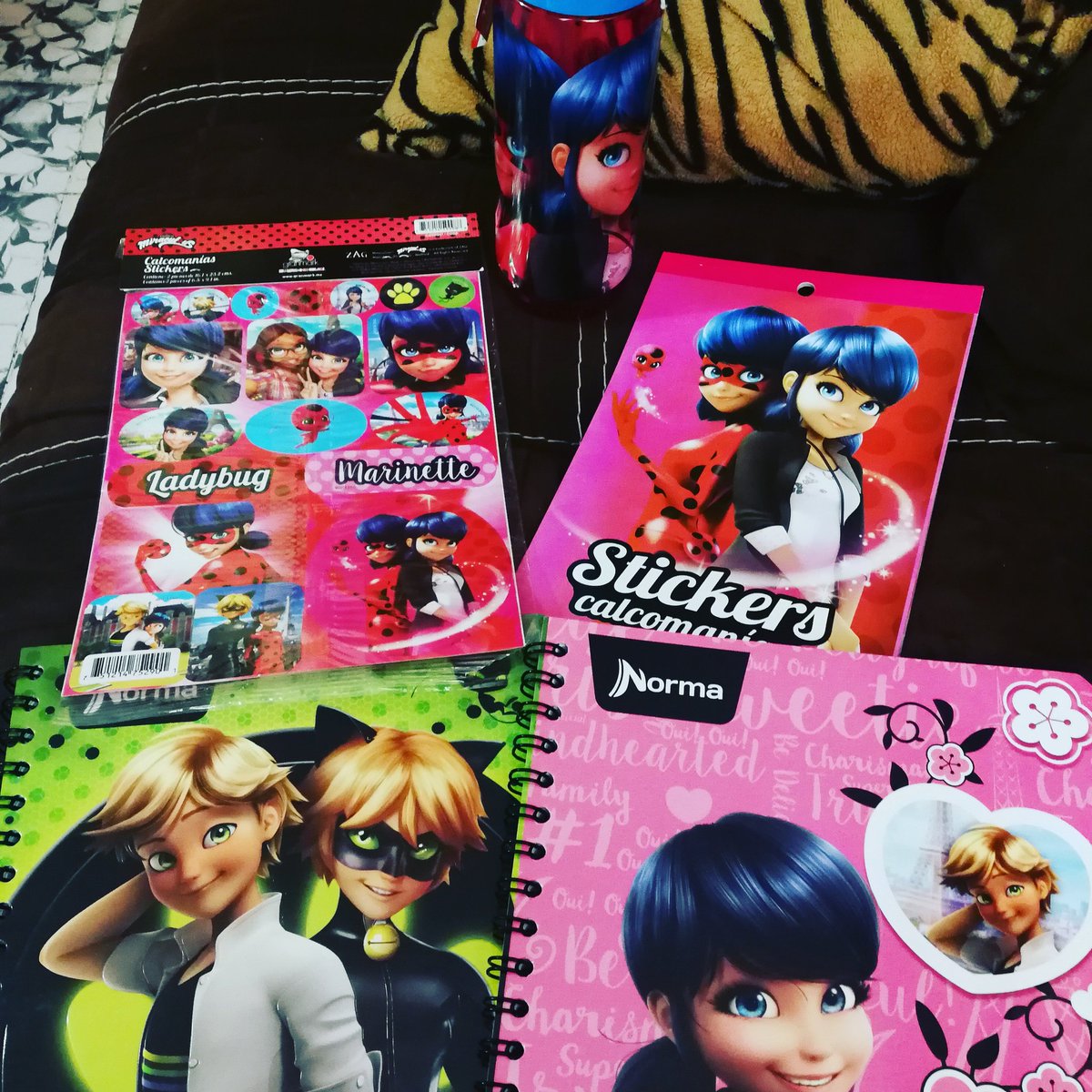 arislintu's tweet photo. Mis nuevas cositas de Miraculous 🐞🐱 jeje me encantan 😊 @ladybug_patri04 @BarredaJesus @laurapastor89 @Nathaniel_FD18 https://t.co/0zRMxkDETz