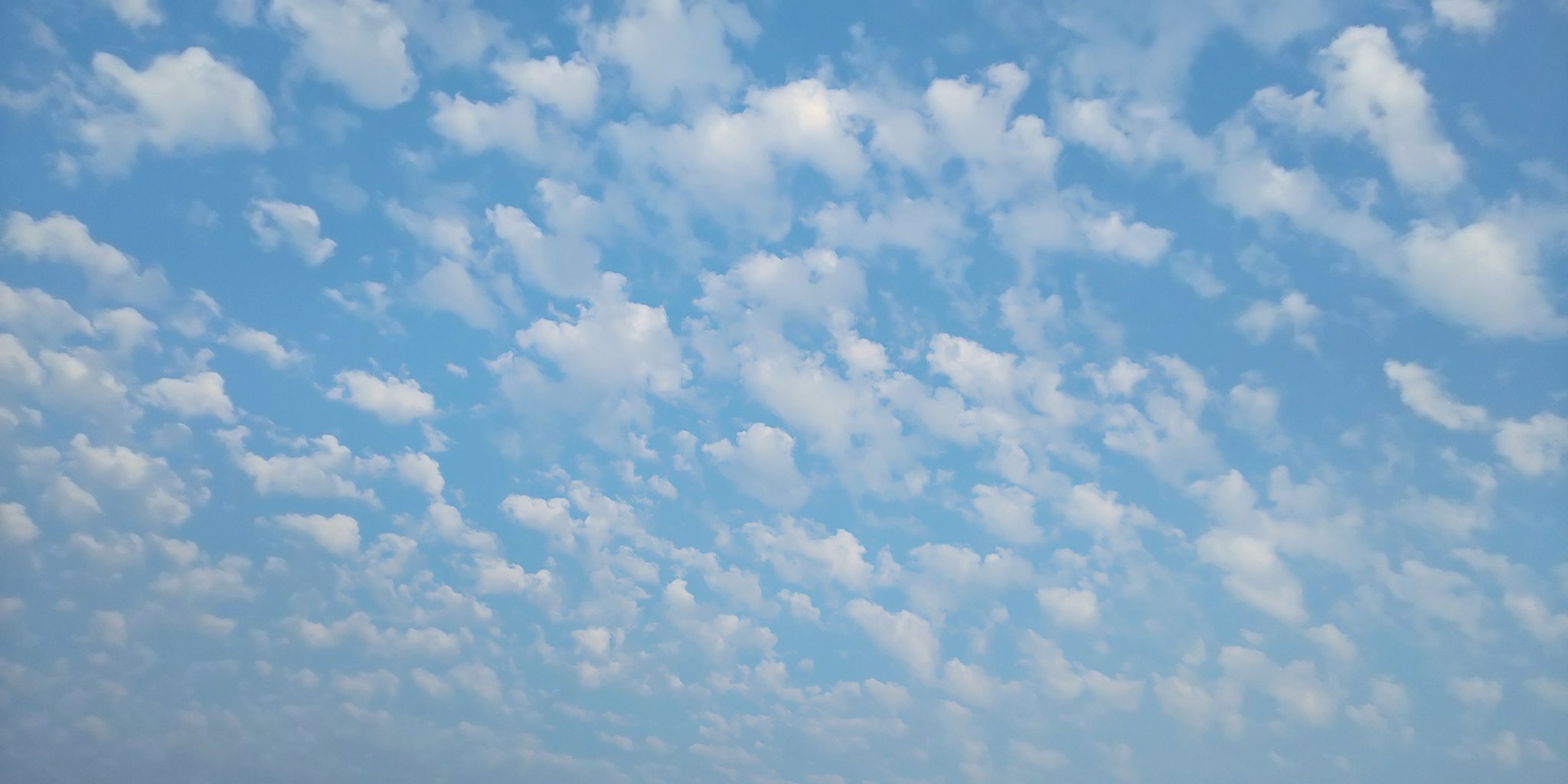 なゆ Pcの壁紙にありそうな 雲が空に浮かんでる なんか可愛い 海老名フォト T Co 9ew7fb8una Twitter