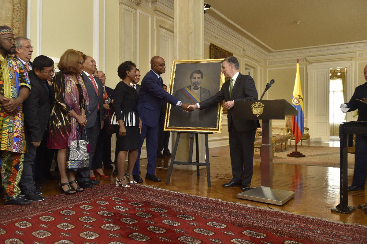 JuanManSantos's tweet photo. Hoy develamos el cuadro de Juan José Nieto, el único Presidente negro que ha tenido nuestro país. Teníamos la deuda histórica de reconocerlo. Quedará donde recibimos a las grandes personalidades que vienen al Palacio de Nariño. https://t.co/V5pBuktrY0