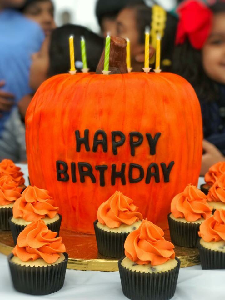AsaliEvents's tweet photo. This cake has us dreaming of a breezy #fall &amp; 🍁. And w/ matching cupcakes, u have an amazing takeaway treat to enjoy later 😉

#raleigh #durham #apex #morrisville #hollysprings #wakeforest #clayton #fuquayvarina #cary #rtp #knightdale #rdu #thetriangle #triangle #cakes #cupcakes https://t.co/jbgMHYLTPI