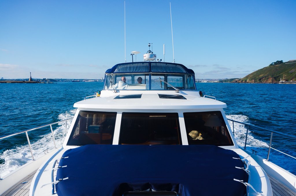 TraderYachts's tweet image. Well, this is a pretty idyllic evening for casting off and heading to sea from Plymouth Sound. Heading SSE. #EndlessSummer #passagemaker