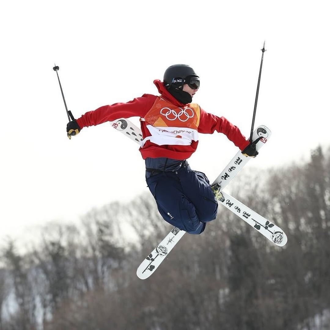 PlanksClothing's tweet photo. #Throwback to @JamesWoodsy putting it down at the Olympics! Click here for the PyeongChang #ShredThread: https://t.co/zd8mmV0t73 πΈ: Loic Venance / Getty Images #DropCliffsNotBombs https://t.co/WCN8Z5TRYv