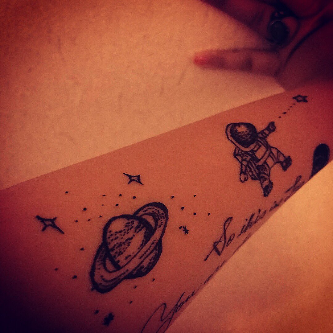 bebe_trunk's tweet photo. 可能性に挑戦..

#libido
#tattoolike
宇宙柄はテンション上がります🌌🚀👨‍🚀
今回は指の側面にもあります❤️ https://t.co/9lHAp9XCZo