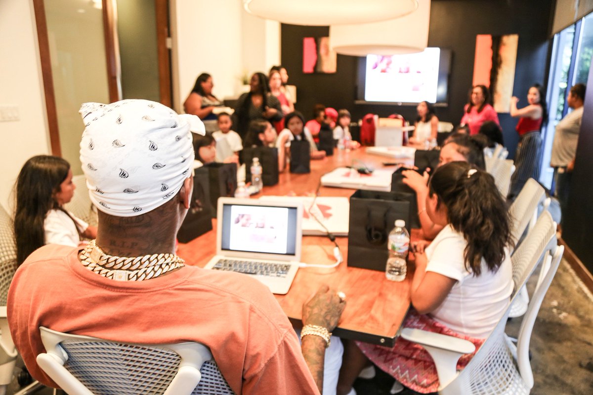 ComplexMusic's tweet photo. 👏🏽 @YG recently donated $150,000 to startup company GirlCodeLA, an organization helping expose young girls to computer science, business, and software engineering. https://t.co/NWENbAC3jo