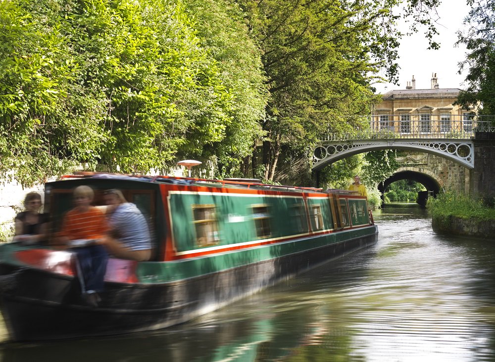 VisitBath's tweet photo. With the hot weather hanging around for a bit longer, check out our blog post for ways to make the most of it this summer. ☀️
Keep cool with @SwoonGelato, feel the sand between your toes at @bathonthebeach and explore the canal by bike or boat! 🍨🍹 > https://t.co/N4rplMo04X https://t.co/Fye3UK1d2y