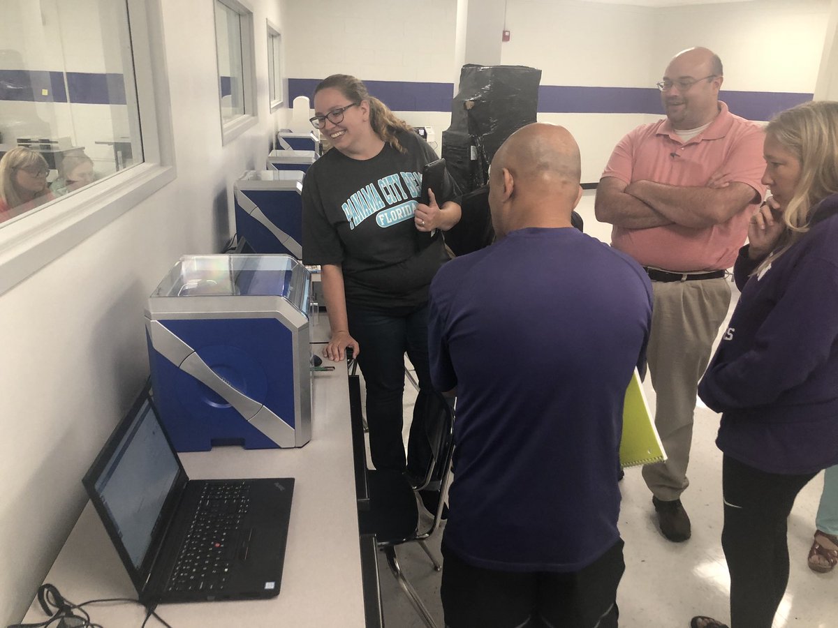 DREWS2018's tweet photo. Brown Middle School introduction to the new ELab...@BrownMSChargers @HCSHarrisonBay @hamcoschools @VWeLabs https://t.co/Ytm9ia3J2S
