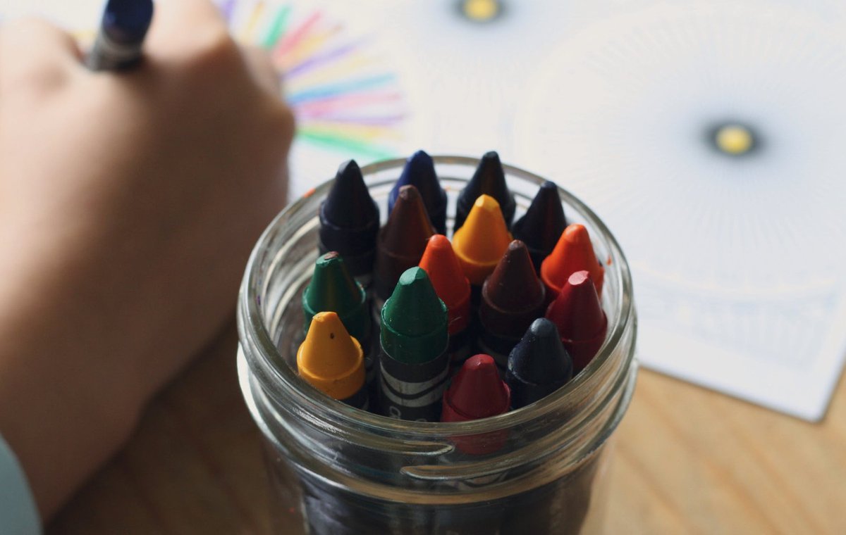 fussycleaners's tweet image. It's #NationalColoringBookDay and you can't have a coloring book without crayons! If you go outside of the lines and get your clothes, here's an article how to get those stains out! @Crayola bit.ly/2LOX21Y 

#ModelCleaners #Crayons #Stains #ThursdayThoughts