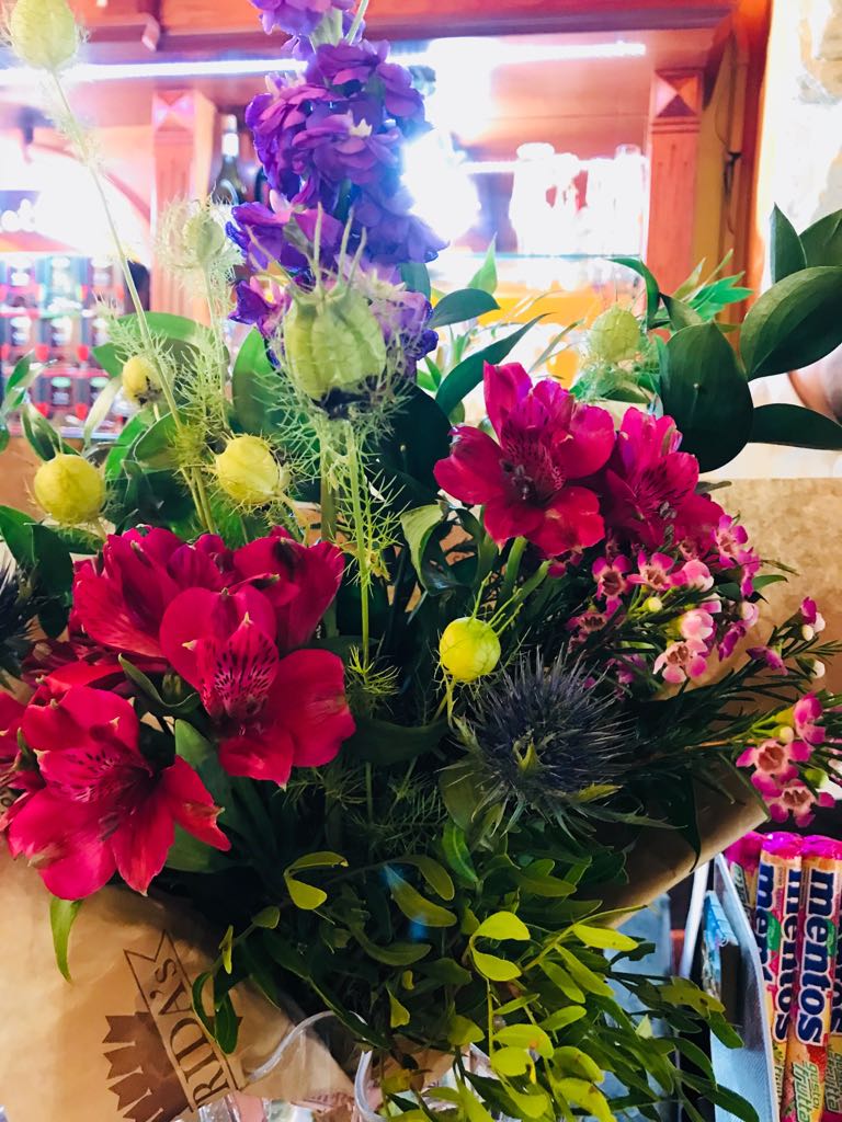 CaffedelDuca's tweet photo. La bellissima confezione del negozio #fridascagliari con i favolosi colori viola di questa notte colorata  #caffèdelduca #notticolorate2018 #cagliari  #caffèdelduca #notticolorate2018 #cagliari #notteviola #fridas #fridascagliari #fiori #composizione #rose #rosse #saldi  #aperol https://t.co/CV89hXOO8T