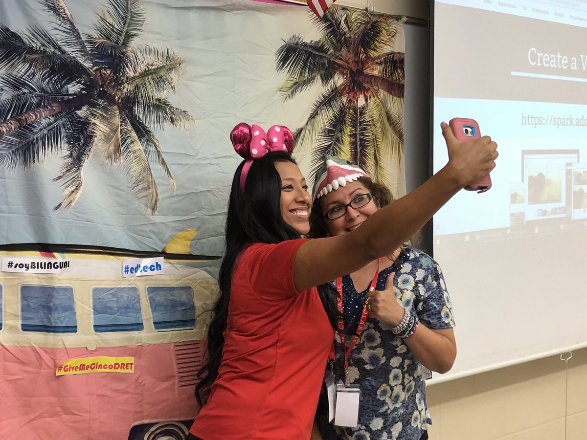 DrETontheBorder's tweet photo. Love to see teachers take selfies after my session @WeslacoISD #GiveMeCincoDrET #EdTechSuperpoderes #DiverseLearners https://t.co/AY84NvNz0C