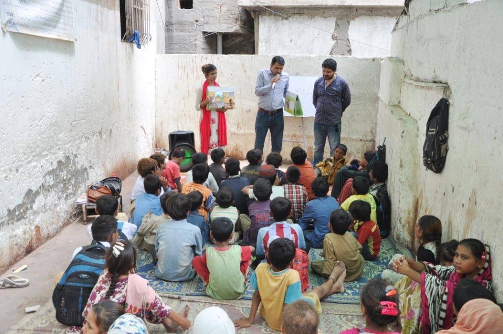 HoondRaj's tweet photo. #orientationsession on #ChildProtection in #Emergencies (CPiE) #ChildrenOnMove #ChildProtectionOfficer @HoondRaj & #NabilaAslam #ResourcePerson @ #NFESchool, #ChanesarGoth.#streetchildren #streetschool #Education @BakhtawarBZ @AseefaBZ @SaeedGhani1 @AmirMurtaza1 @InitiatorHumanD https://t.co/HWicuR2QmX
