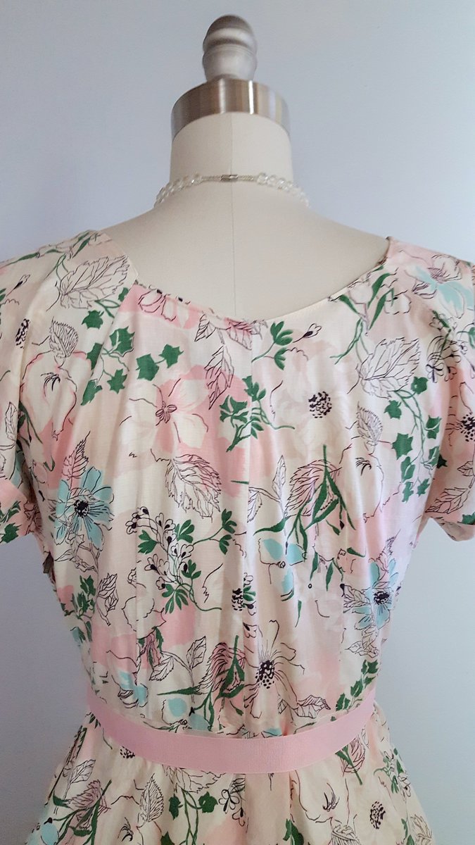 RetrouvBiz's tweet photo. A posy a day | 1940s cotton day dress | 40s floral dress with full skirt | small https://t.co/EjeBeW7roK #MyNewTag #retrouverbiz #vintage #PastelDress https://t.co/JUr9Ro0B4V